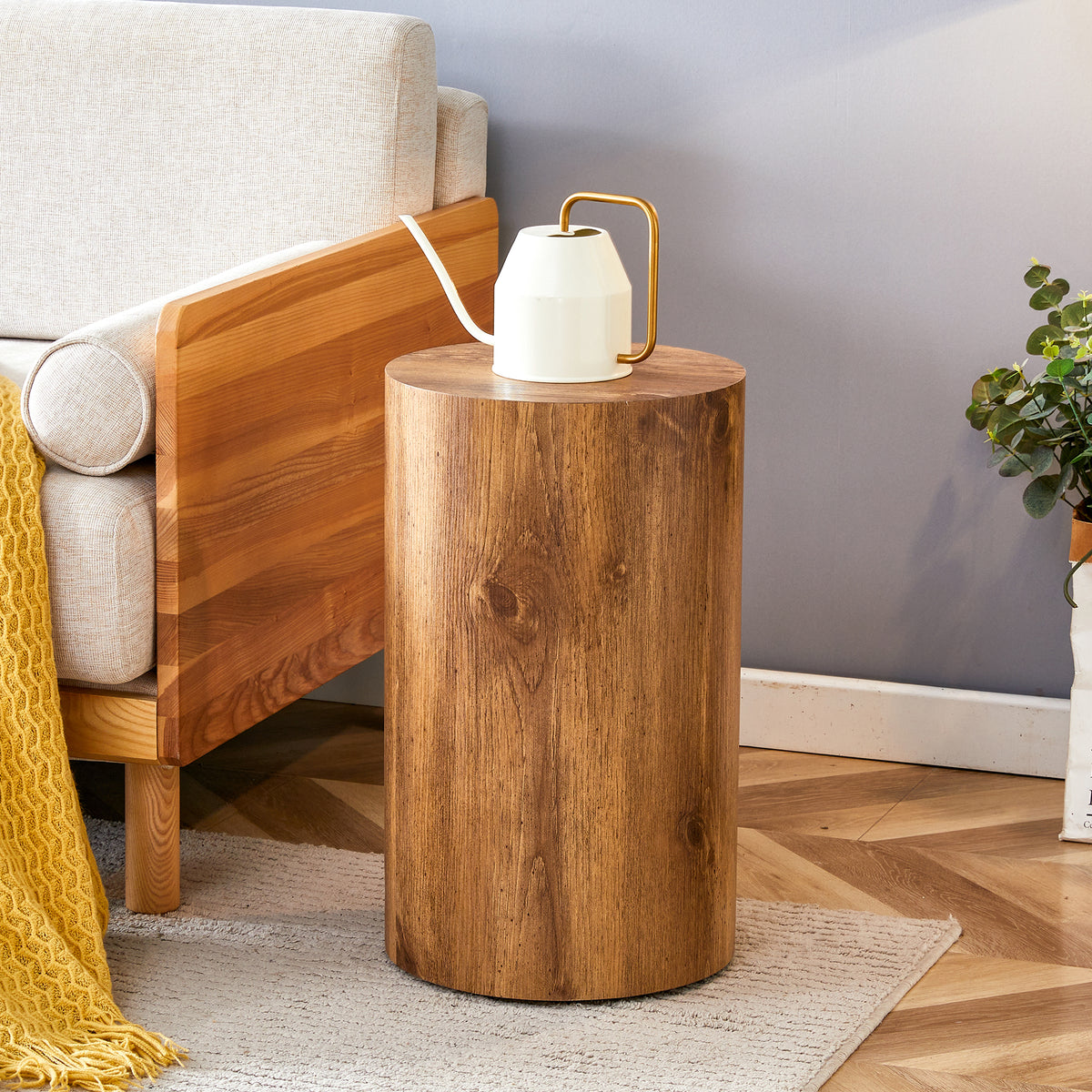 The cylindrical table with its patterned design can be easily integrated into a variety of interior styles, from coffee tables to small dining tables, workbenches or makeshift writing desks.